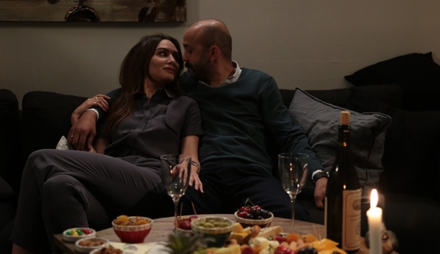 Evli ve Öfkeli | Murat and Esra plan a romantic night together