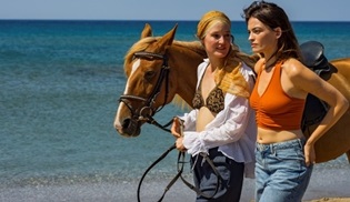 Sıcak Süt filmi 22 Ağustos’tan itibaren sadece MUBI’de!