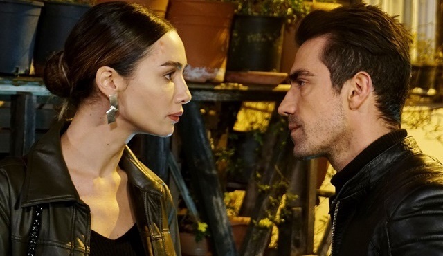 Siyah Beyaz Aşk: Yanmak hep acıtır mı canı?