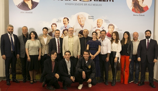 Aslan Ailem dizisi ekibi ilk bölümü birlikte izledi!