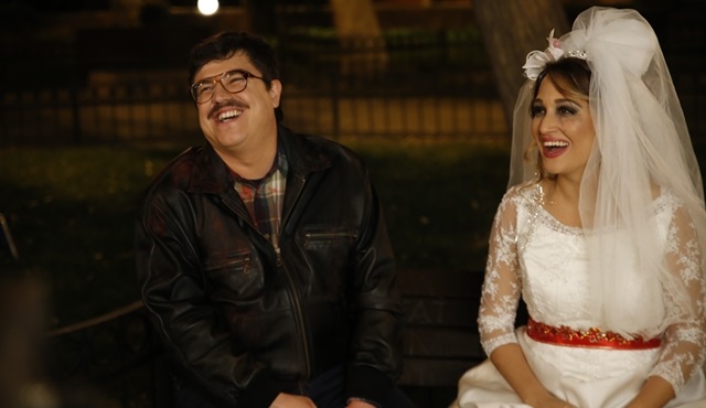 Gupse Özay, Küçük Esnaf filmi için gelinlik giydi!