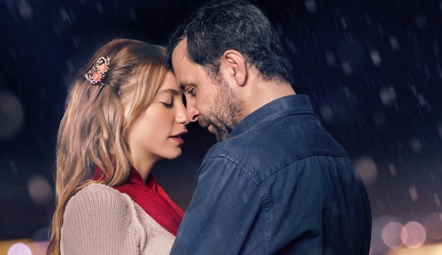 Serenay Sarıkaya ve Nejat İşler'li “İkimizin Yerine” nin afişi yayınlandı!