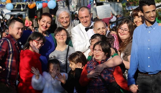 Yapımcı ve yönetmen, otistik çocuklarla “Kocamın Ailesi” dizisinde rol aldı!