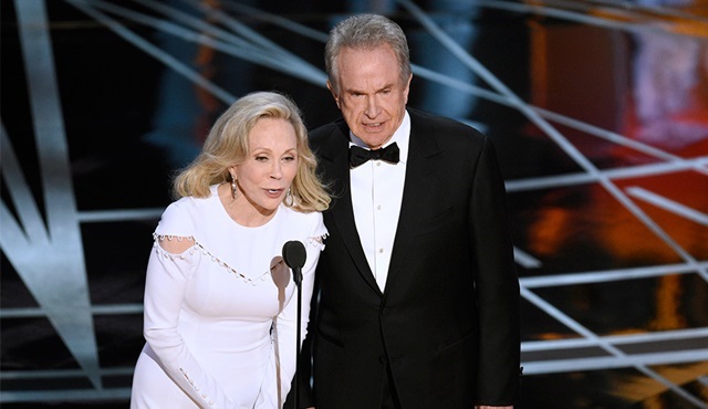 Faye Dunaway ve Warren Beatty, Oscar'da En İyi Film'i sunmak için dönüyorlar