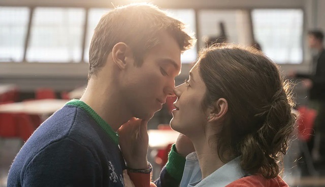 Netflix'in yeni romantik komedi dizisi In Love All Over Again 14 Şubat'ta başlıyor