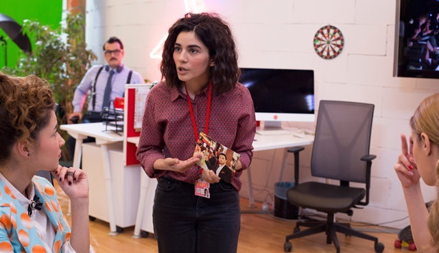 He Loves Me, He Loves Me Not | Deniz decides not to quit