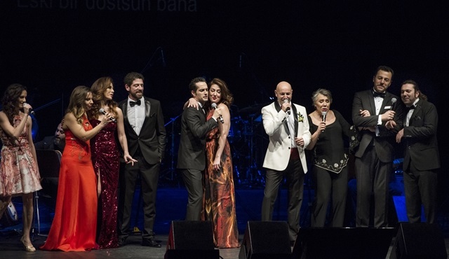 Çağan Irmak ve oyuncu dostlarından muhteşem konser!