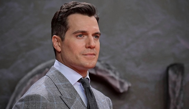 Henry Cavill, Superman rolüne döndüğünü resmen duyurdu