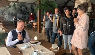 Sen Çal Kapımı setinde Kerem Bürsin'e sürpriz doğum günü yapıldı!
