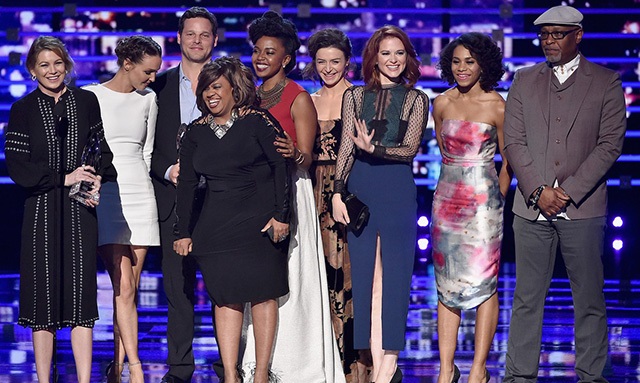 People's Choice Awards'ta hangi ünlü ne giydi?