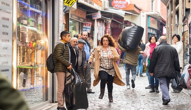 Cinayet Süsü filminde köşe kapmaca!