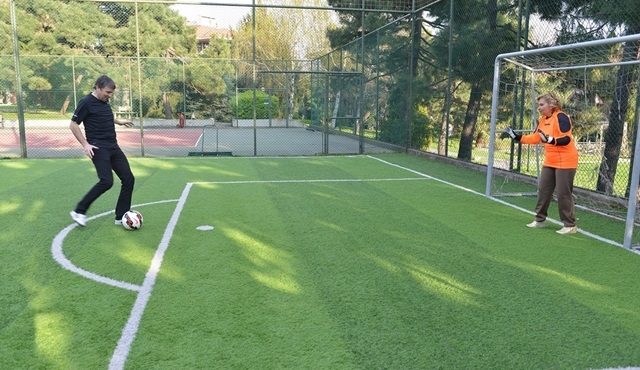 Nazlı Ilıcak kaleci oldu, Metin Tekin gol atmaya çalıştı!