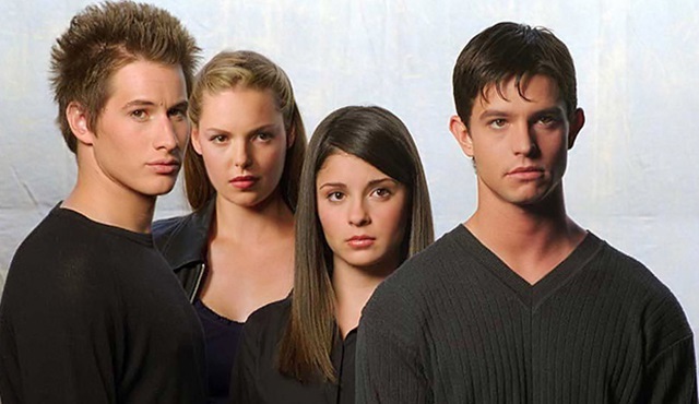 The CW, Roswell'in modern uyarlamasına pilot onayı verdi