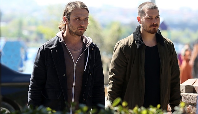 İçerde'de Mert, artık Sarp ile omuz omuza hareket ediyor!