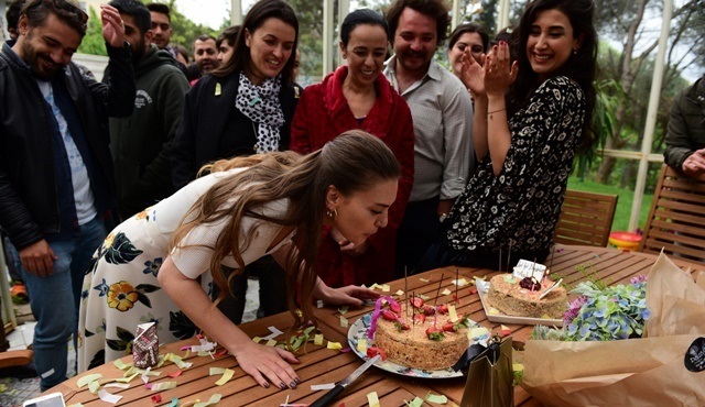 Aslı Enver’e İstanbullu Gelin setinde sürpriz kutlama!