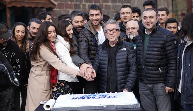 Sen Anlat Karadeniz ekibi yeni yılı ve dizinin başlangıcını pasta eşliğinde kutladı!