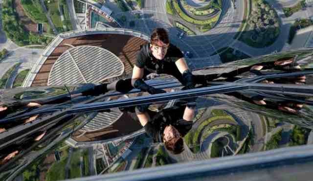 Tom Cruise binadan atlarken sakatlandı!