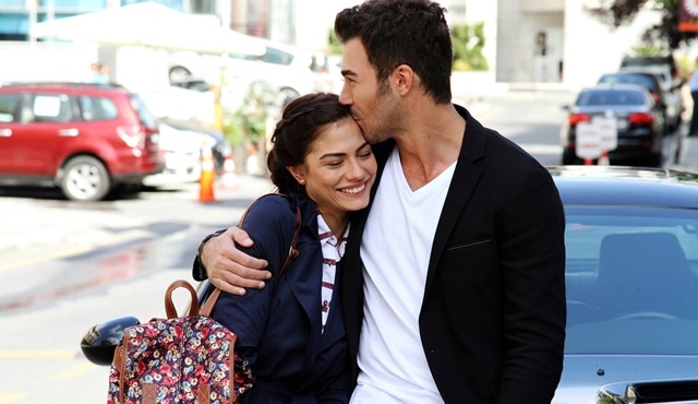 Çilek Kokusu: Çağla and Burak are at the same university
