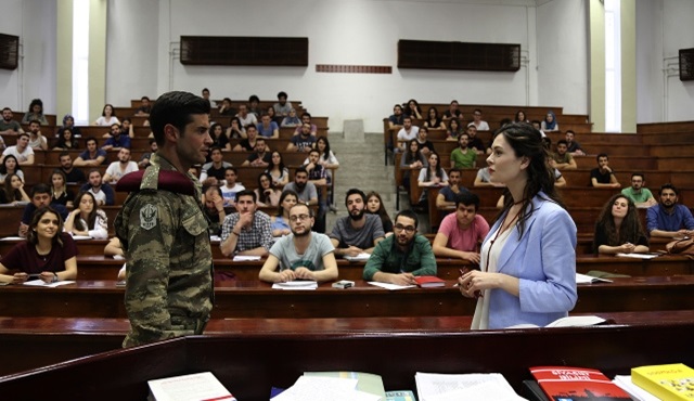 Emrindeki adamlar kadarsın!