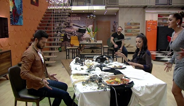 Kısmetse Olur: Ayça, Emre ve Nur'un yemeğini basıyor!