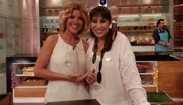 Melek, sezon finalini Gülben Ergen ile yapıyor!