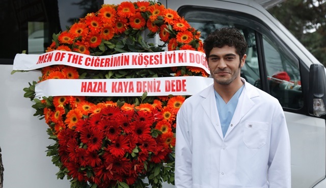 Burak Deniz'e Bizim Hikaye setinde çelenkli doğum günü kutlaması!