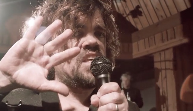 Game of Thrones'un yıldızı Peter Dinklage, Red Nose Day için sahnede