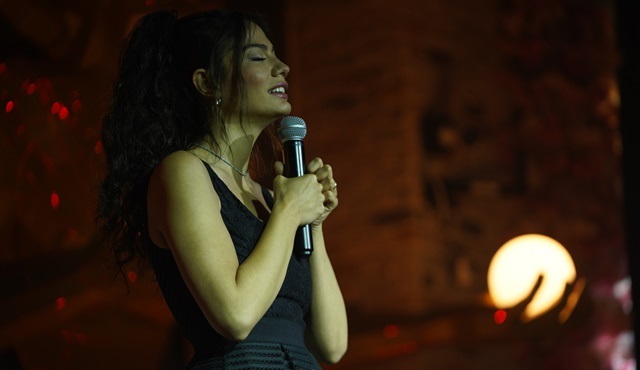 Demet Özdemir, Adım Farah dizisi için şarkı söyledi!