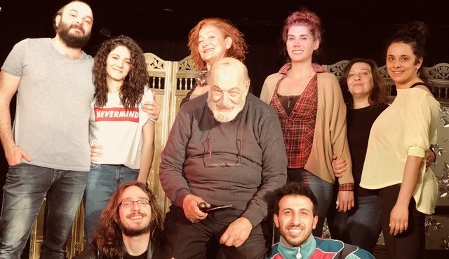 Yılmaz Gruda, Biz Bize Benzeriz oyunu ile Sahne Çolpan İlhan da perde açacak!