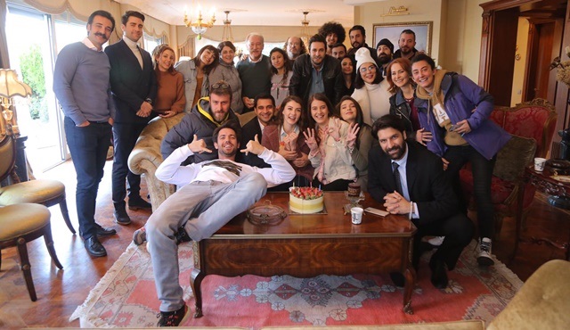 Burcu Özberk yeni yaşını Afili Aşk setinde kutladı!