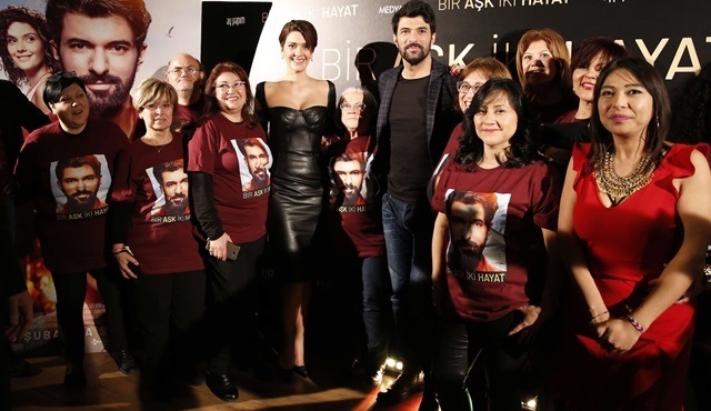 Engin Akyürek ve Bergüzar Korel, Bir Aşk İki Hayat’ı hayranlarıyla izledi!