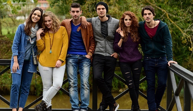 Arkadaşlar İyidir | Eren and Gizem keep their relationship a secret 