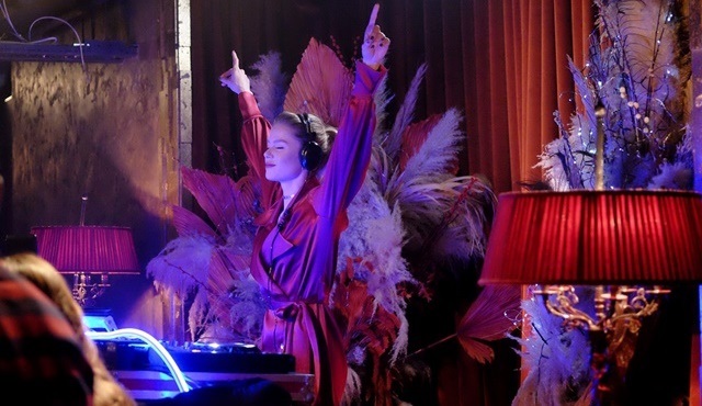 Burcu Biricik, Kuzgun'un yeni bölümünde senaryo gereği DJ’lik yaptı!