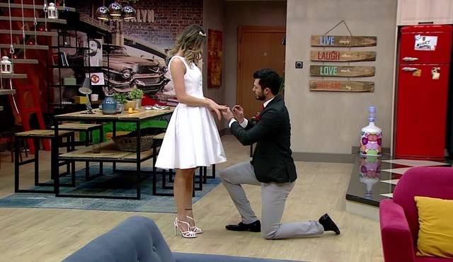 Kısmetse Olur evinde Emre'den Hazal'a evlenme teklifi geldi!