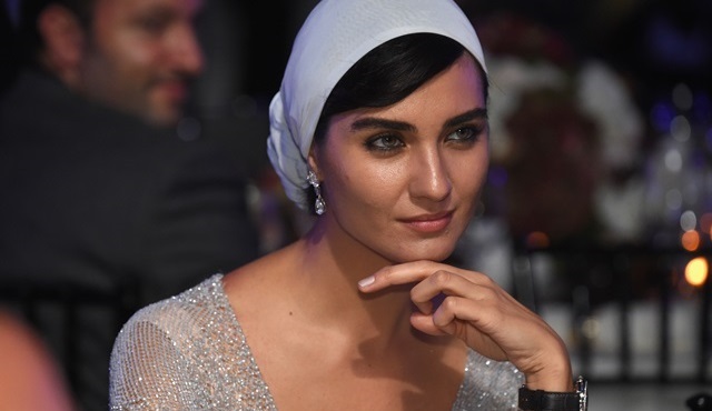 Dubai Uluslararası Film Festivali'nde Tuba Büyüküstün'e büyük ilgi!