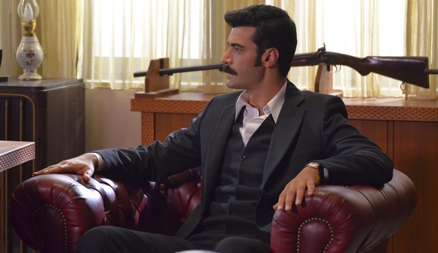 Sevda Kuşun Kanadında | Kubilay's painting might answer Arif's questions 