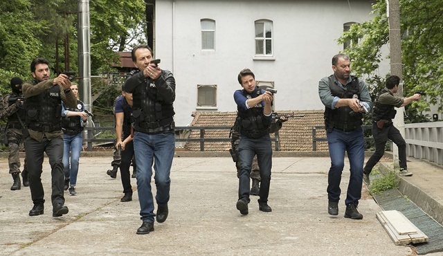 Back Streets | The crew tries to stop a truck with Ali in it