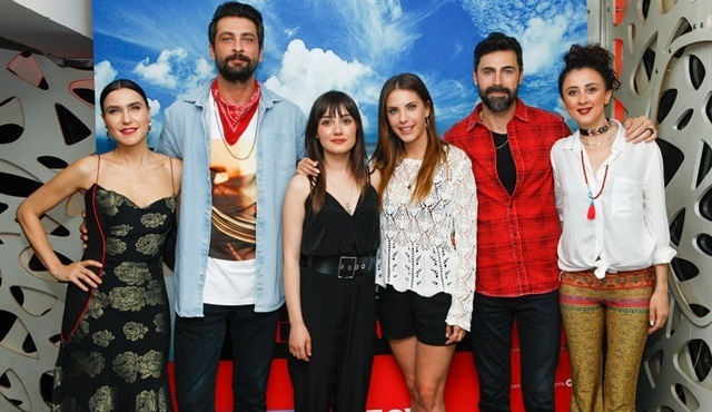 Yasak Elma ekibi, Şevval Sam konseri eşliğinde başarısını kutladı!