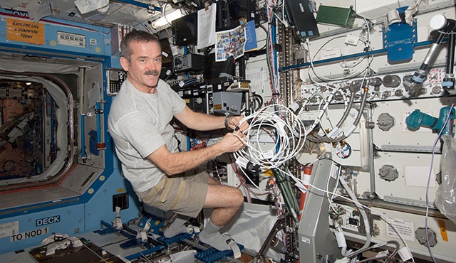 Chris Hadfield: Uzayda yalnızlık çekmezsiniz. En yalnız insanlar şehirlerin göbeğinde yaşıyor!