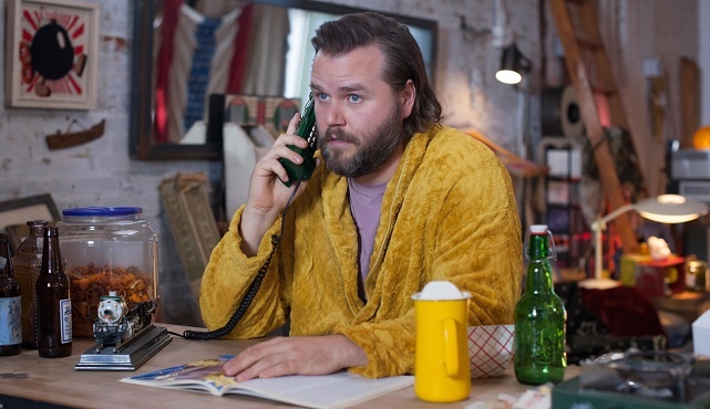 Deadbeat, Dizimax Sci-Fi HD'de devam ediyor