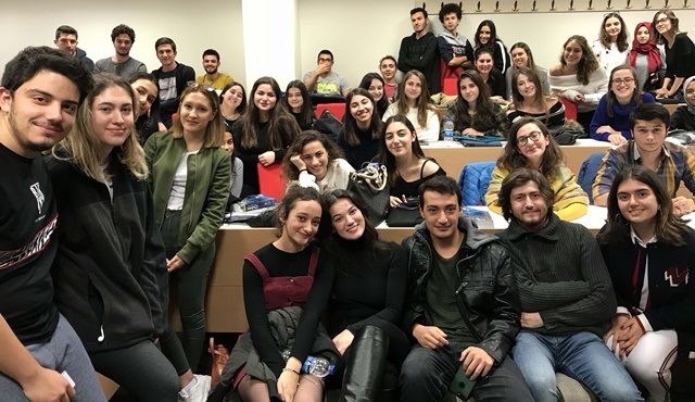 Pınar Deniz, söyleşi için öğrencilerle bir araya geldi!