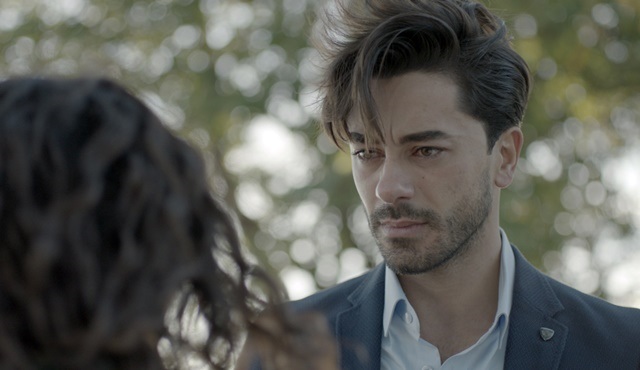 Seviyor Sevmiyor | Yiğit realizes he can't stay away from Deniz 
