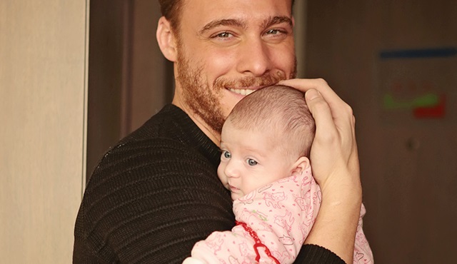 Kerem'in bebek sevgisi: Ercin Mira kucağından inmiyor!