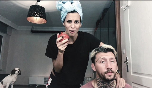 Eylül Öztürk’ten 4 Kadın Zamanı’na özel “domates” klibi!