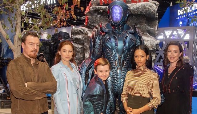 Netflix’in yeni orijinal dizisi Lost in Space’in prömiyeri Middle East Film and Comic Con 2018’de gerçekleştirildi!