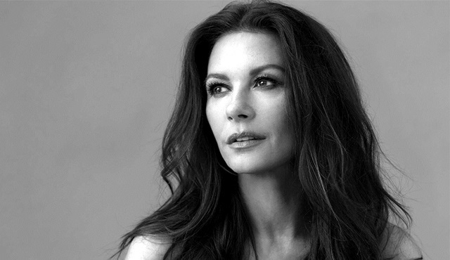 Catherine Zeta-Jones, Facebook'un yeni dizisi Queen America'nın kadrosunda