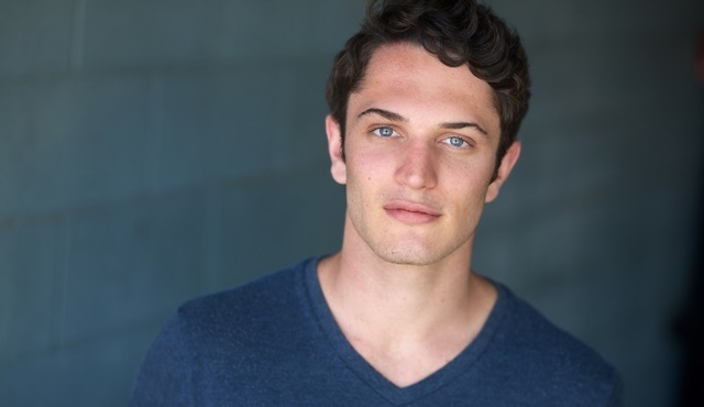 Colin Woodell, HBO Max'in The Flight Attendant dizisinin kadrosunda