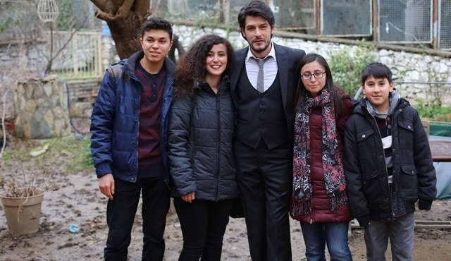 ‘Baba Candır’ın genç oyuncuları sette hayranlarını ağırladı!