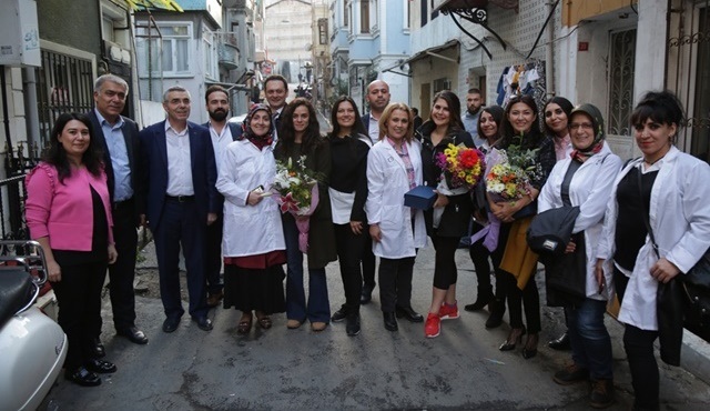 Kadın dizisinin seti, atölyelerde faaliyet gösteren kadın işçileri ağırladı!