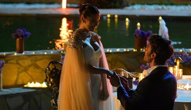 Halef'te Serhat'tan Yıldız'a romantik evlenme teklifi!